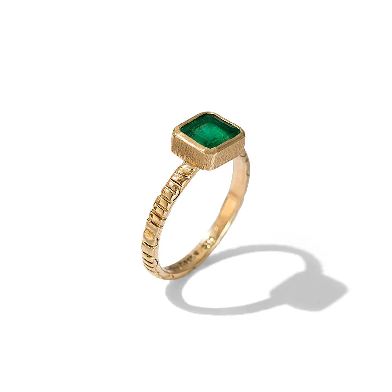 Linea Ring, Emerald, Large, 9kt Yellow Gold